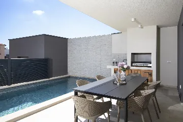 Modern 2-Bedroom Villa in Ližnjan for 6 Guests