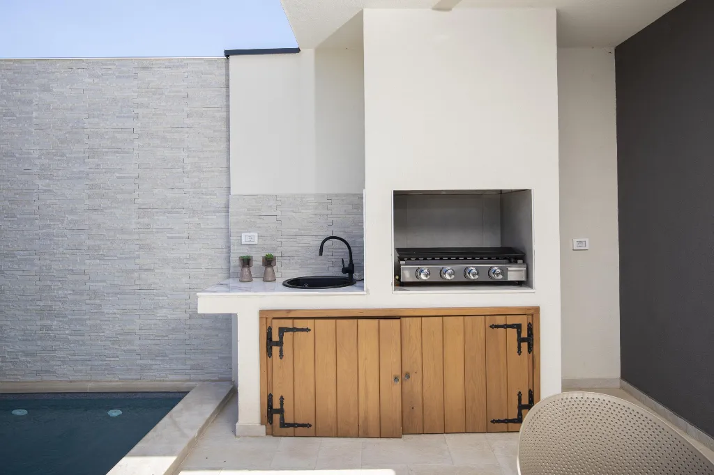 Modern 2-Bedroom Villa in Ližnjan for 6 Guests