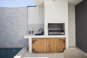 Modern 2-Bedroom Villa in Ližnjan for 6 Guests