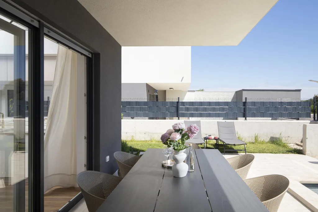 Modern 2-Bedroom Villa in Ližnjan for 6 Guests