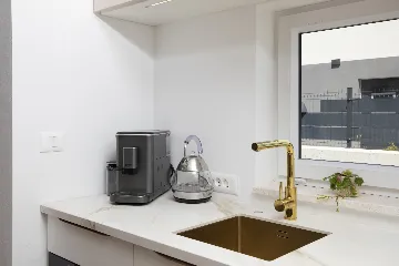 Modern 2-Bedroom Villa in Ližnjan for 6 Guests