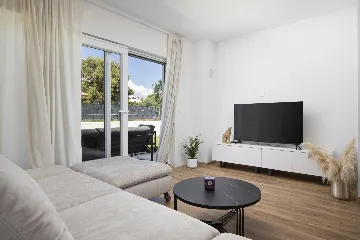 Modern 2-Bedroom Villa in Ližnjan for 6 Guests