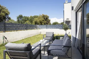 Modern 2-Bedroom Villa in Ližnjan for 6 Guests