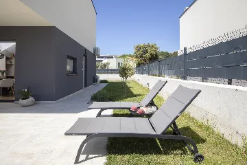 Modern 2-Bedroom Villa in Ližnjan for 6 Guests