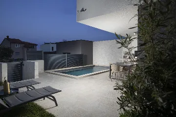 Modern 2-Bedroom Villa in Ližnjan for 6 Guests
