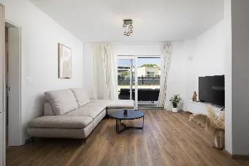 Modern 2-Bedroom Villa in Ližnjan for 6 Guests