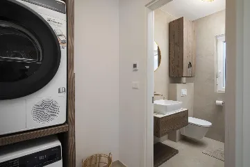 Modern 2-Bedroom Villa in Ližnjan for 6 Guests