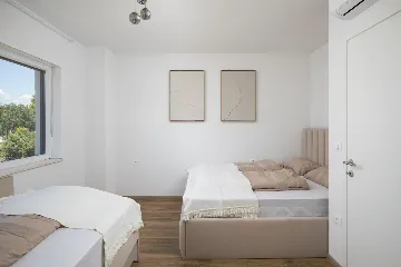 Modern 2-Bedroom Villa in Ližnjan for 6 Guests