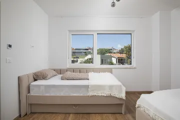 Modern 2-Bedroom Villa in Ližnjan for 6 Guests