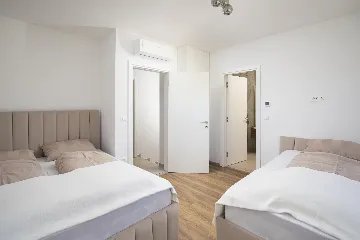 Modern 2-Bedroom Villa in Ližnjan for 6 Guests