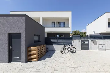 Modern 2-Bedroom Villa in Ližnjan for 6 Guests