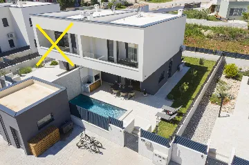 Modern 2-Bedroom Villa in Ližnjan for 6 Guests