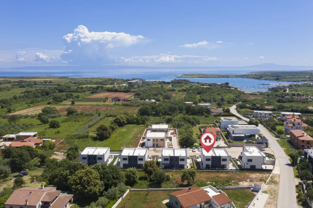 Modern 2-Bedroom Villa in Ližnjan for 6 Guests