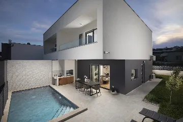 Modern 2-Bedroom Villa in Ližnjan for 6 Guests
