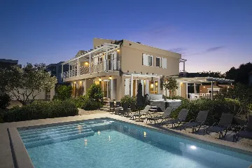 Ližnjan 5-Bedroom Villa for 12 Guests