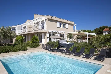 Ližnjan 5-Bedroom Villa for 12 Guests