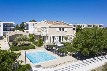 Ližnjan 5-Bedroom Villa for 12 Guests