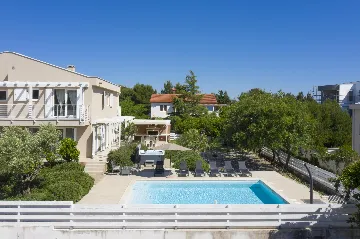 Ližnjan 5-Bedroom Villa for 12 Guests