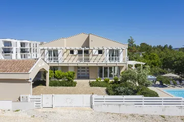 Ližnjan 5-Bedroom Villa for 12 Guests