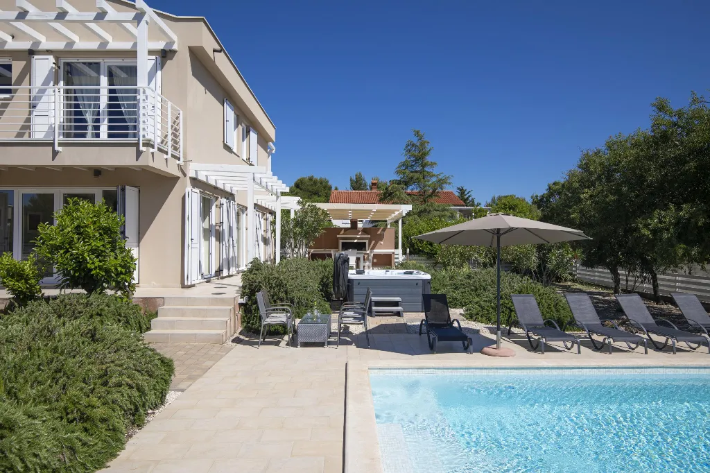 Ližnjan 5-Bedroom Villa for 12 Guests