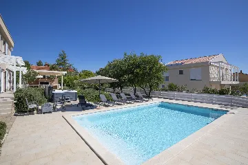 Ližnjan 5-Bedroom Villa for 12 Guests
