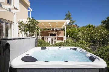 Ližnjan 5-Bedroom Villa for 12 Guests