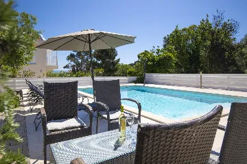 Ližnjan 5-Bedroom Villa for 12 Guests