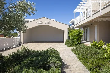 Ližnjan 5-Bedroom Villa for 12 Guests