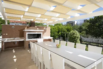 Ližnjan 5-Bedroom Villa for 12 Guests