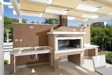 Ližnjan 5-Bedroom Villa for 12 Guests