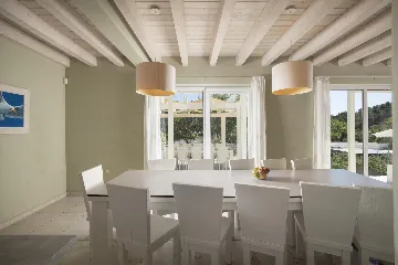 Ližnjan 5-Bedroom Villa for 12 Guests