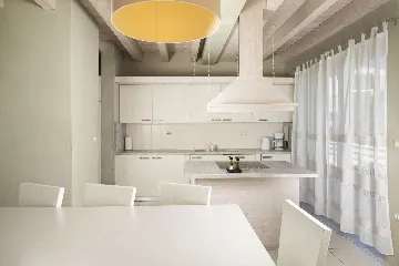 Ližnjan 5-Bedroom Villa for 12 Guests