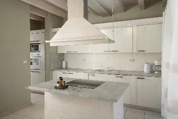 Ližnjan 5-Bedroom Villa for 12 Guests