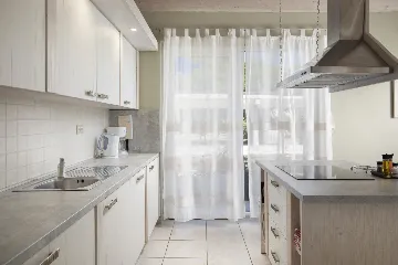 Ližnjan 5-Bedroom Villa for 12 Guests