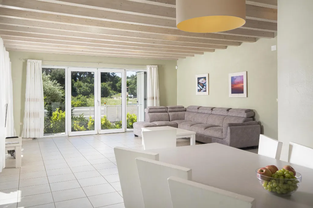 Ližnjan 5-Bedroom Villa for 12 Guests