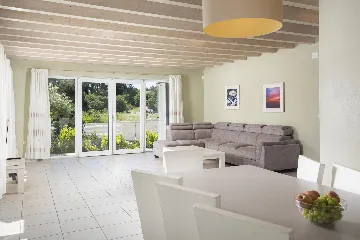 Ližnjan 5-Bedroom Villa for 12 Guests