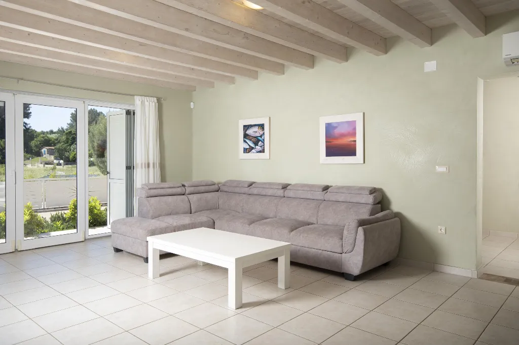 Ližnjan 5-Bedroom Villa for 12 Guests