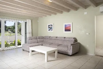 Ližnjan 5-Bedroom Villa for 12 Guests