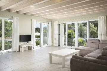 Ližnjan 5-Bedroom Villa for 12 Guests