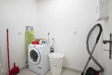 Ližnjan 5-Bedroom Villa for 12 Guests