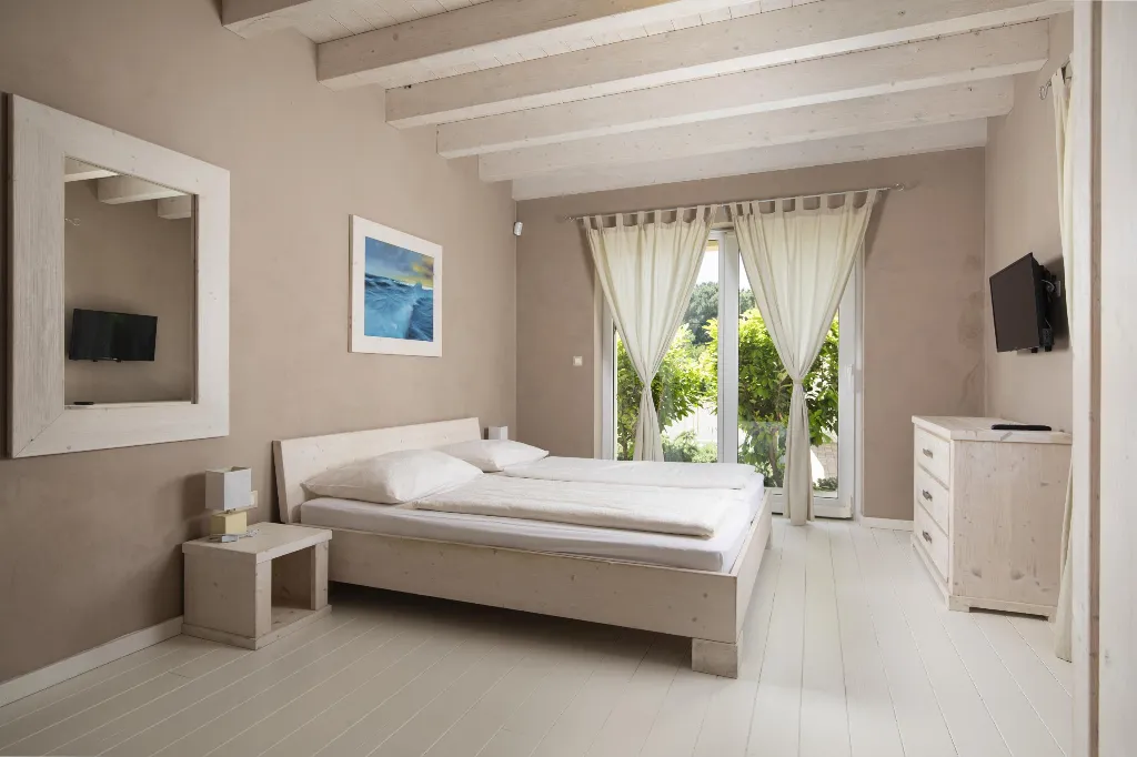Ližnjan 5-Bedroom Villa for 12 Guests
