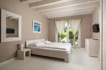 Ližnjan 5-Bedroom Villa for 12 Guests