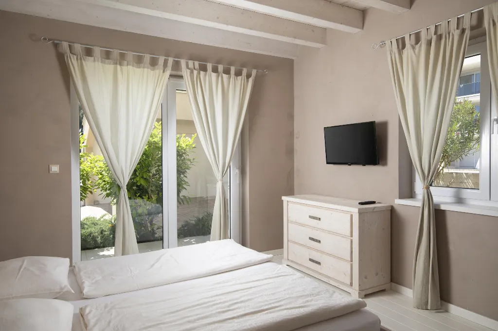 Ližnjan 5-Bedroom Villa for 12 Guests
