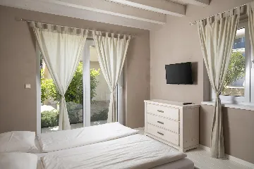 Ližnjan 5-Bedroom Villa for 12 Guests