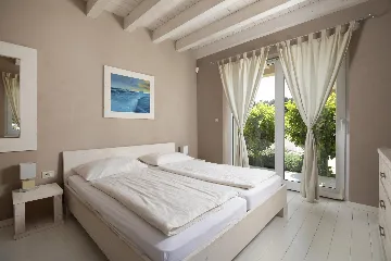 Ližnjan 5-Bedroom Villa for 12 Guests