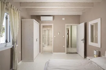 Ližnjan 5-Bedroom Villa for 12 Guests