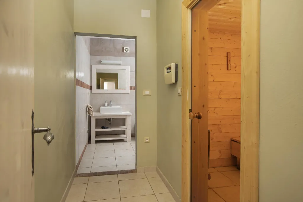 Ližnjan 5-Bedroom Villa for 12 Guests