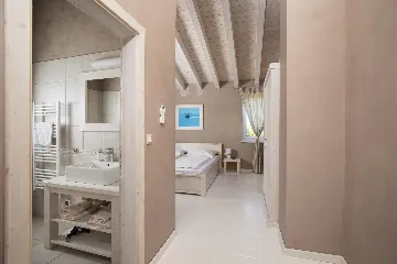 Ližnjan 5-Bedroom Villa for 12 Guests