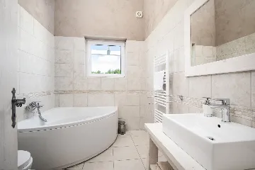 Ližnjan 5-Bedroom Villa for 12 Guests