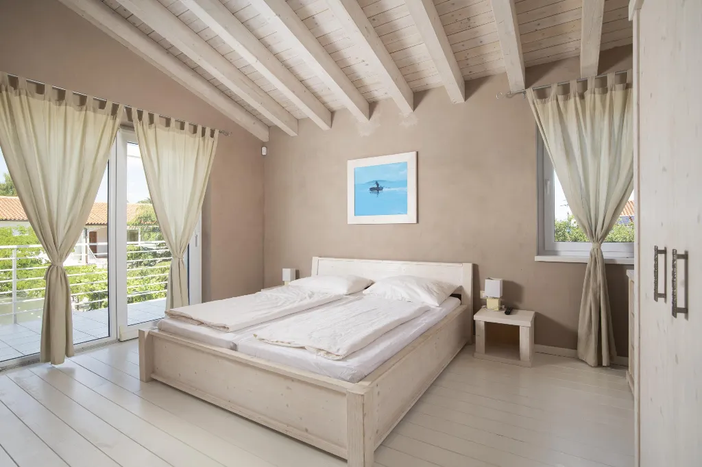 Ližnjan 5-Bedroom Villa for 12 Guests